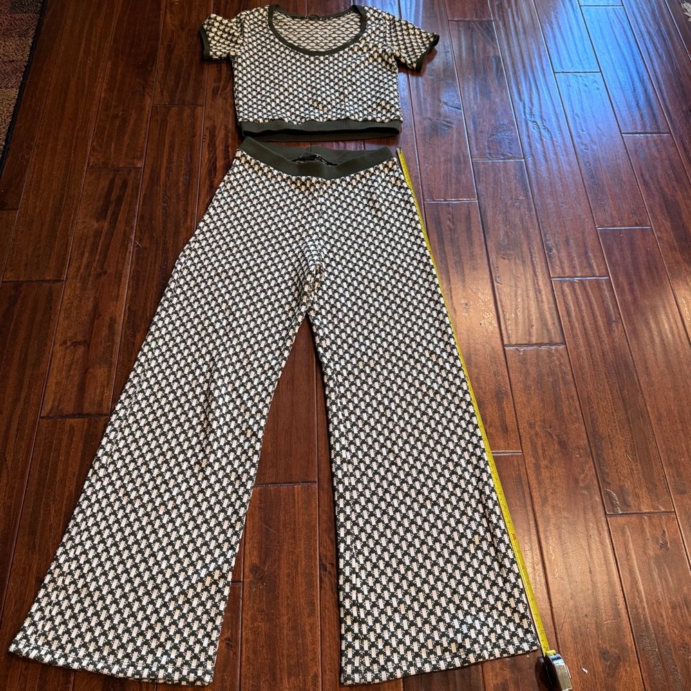 Zara’s Green and Ecru knit outfit/set. Size Large  worn one, like new condition!